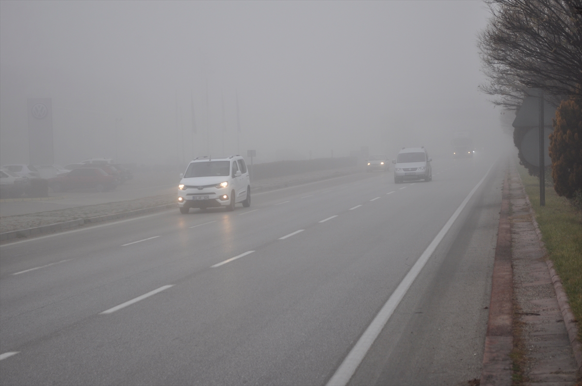 Afyonkarahisar'da yoğun sis hayatı olumsuz etkiledi