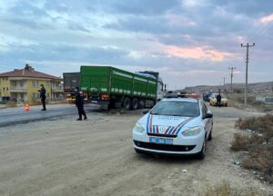 AKSARAY (AA) – Aksaray'da yolun karşısına geçmeye çalışan lise öğrencisi,