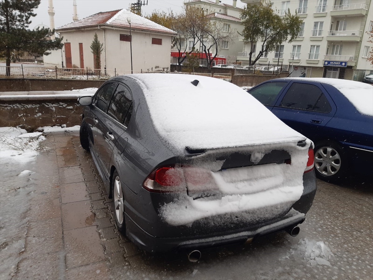 Aksaray'ın yüksek kesimlerine mevsimin ilk karı yağdı