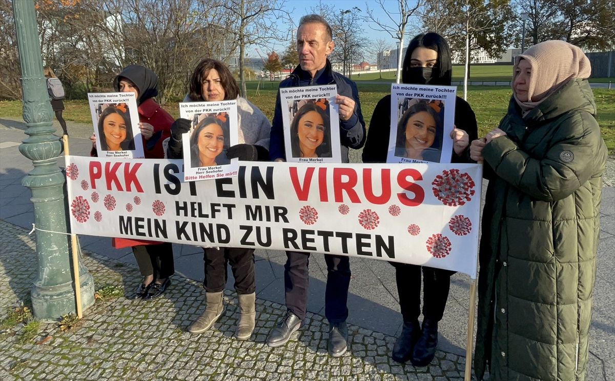 Almanya'da PKK tarafından kızı kaçırılan anne başbakanlık önünde gösteri yaptı