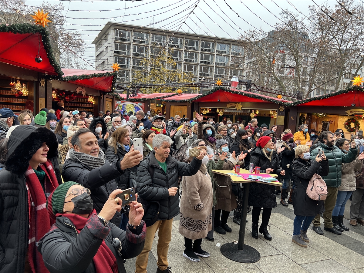 Almanya’da tarihi Köln Katedrali önünde Türkçe ezgiler seslendirildi