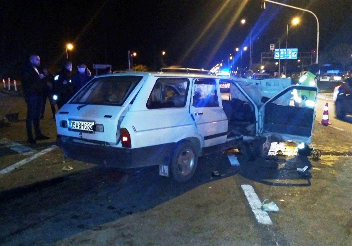 Amasya'da otomobil ile hafif ticari aracın çarpıştığı kazada 5 kişi yaralandı