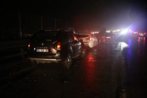 DÜZCE (AA) – Anadolu Otoyolu'nun Düzce kesiminde 10 aracın karıştığı