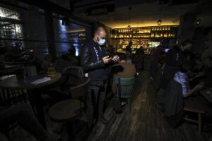 ANKARA (AA) – Ankara'da 1000 polisin katılımıyla eğlence mekanlarına yönelik