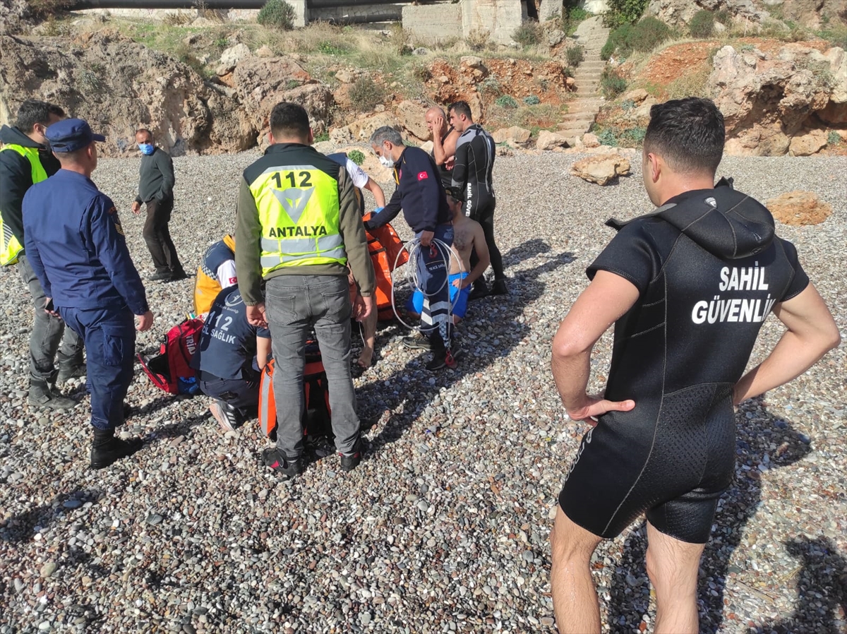 Antalya'da denizde yardım isteyen kişi, insansız can kurtaran aracıyla kurtarıldı