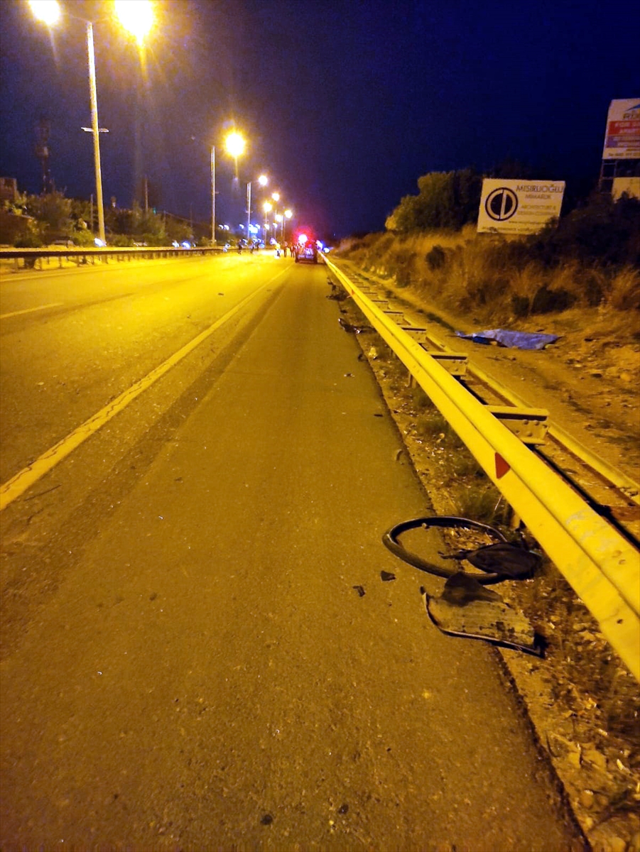 Antalya'da hafif ticari aracın çarptığı iki bisikletli öldü