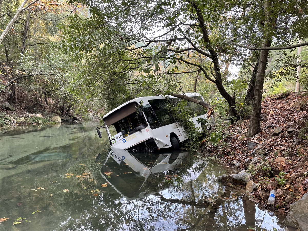 Antalya'da halk otobüsünün dereye düştüğü kazada 2 kişi yaralandı