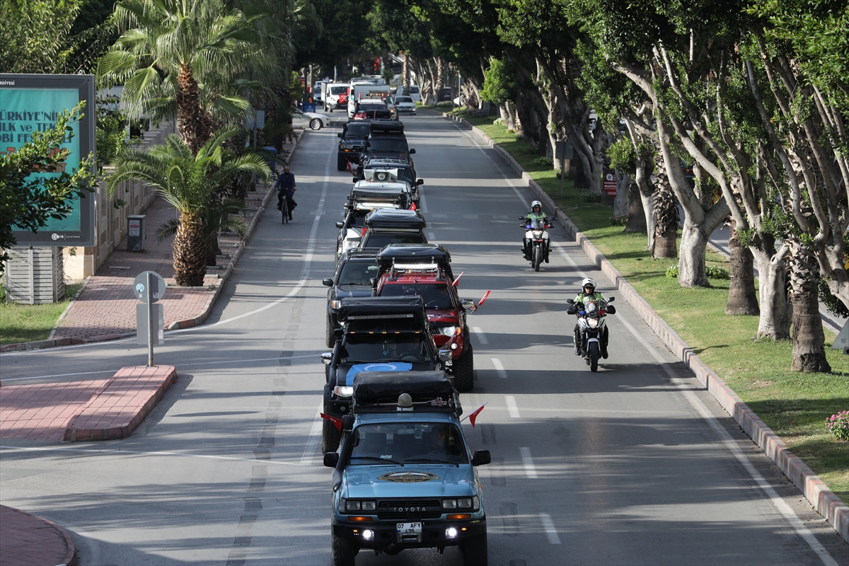 Antalya'da nostaljik araçların katıldığı festivalin korteji ilgi çekti