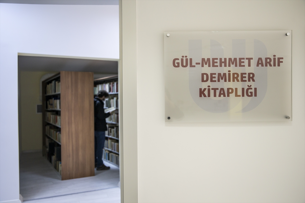 Araştırmacı yazar Demirer, Ufuk Üniversitesine 15 bin kitap bağışladı