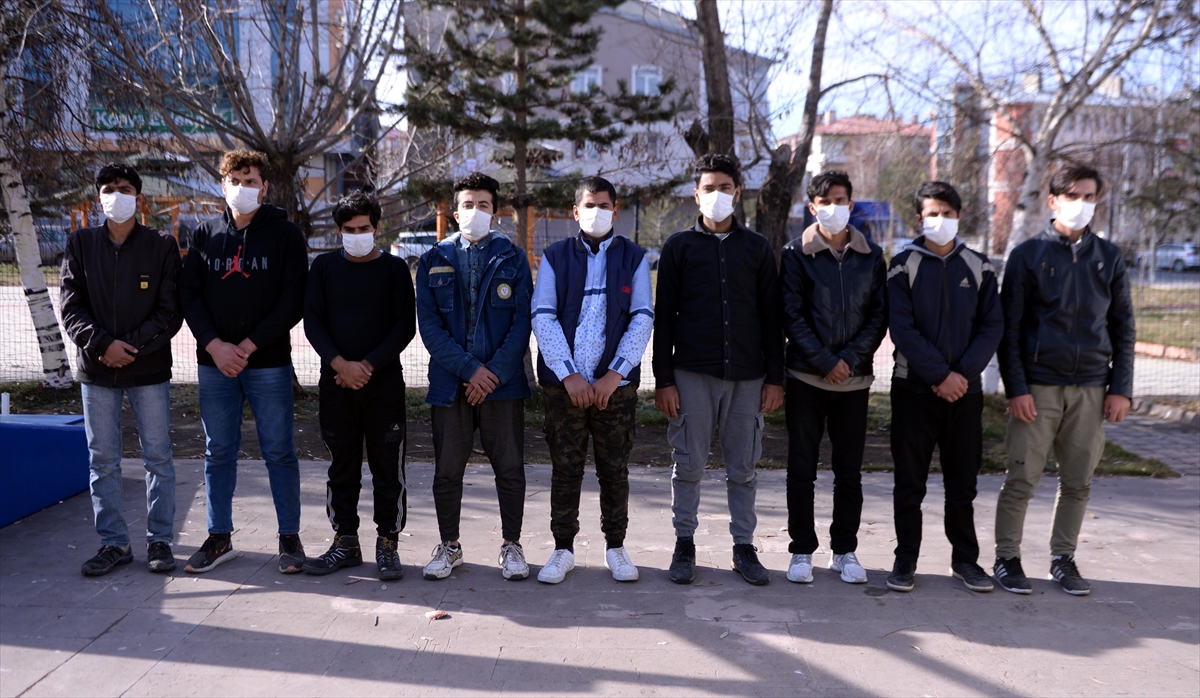 Ardahan'da 9 düzensiz göçmen yakalandı