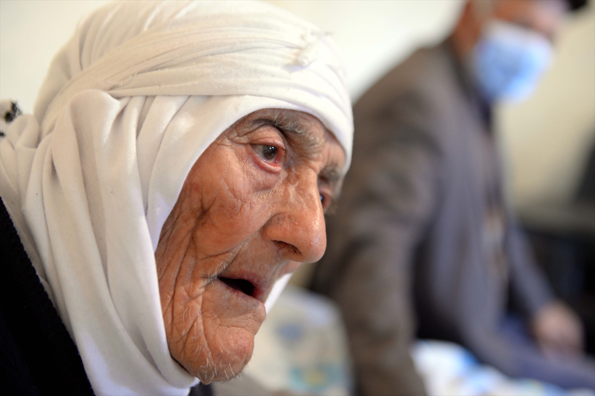 Ardahan'ın “Gülbeyaz ninesi” 108 yaşında çipli kimliğini aldı