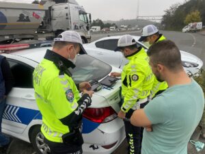 İSTANBUL (AA) – Arnavutköy'de trafik polisleri hafriyat kamyonlarına yönelik denetim