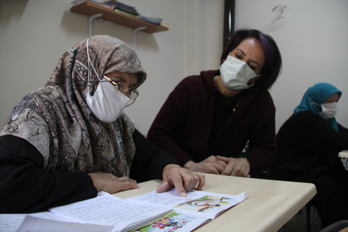 Aydın'da okuma yazma öğrenen kadınlar azimleriyle örnek oluyor