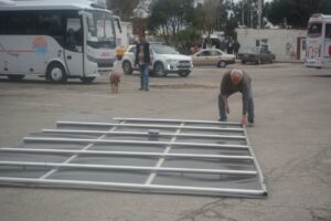 BALIKESİR (AA) – Balıkesir'in Ayvalık ilçesinde fırtına nedeniyle apartmanın çatısındaki