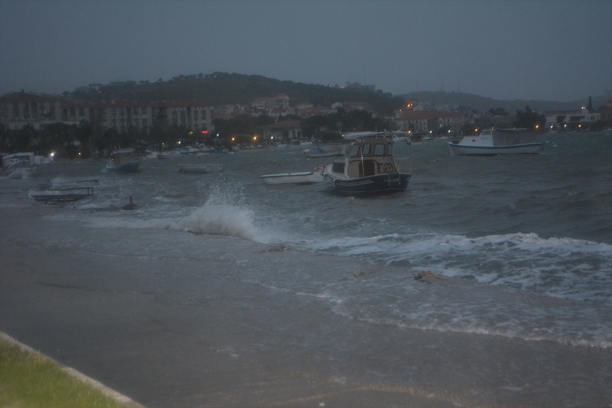 Ayvalık'ta fırtına nedeniyle bazı tekneler alabora oldu