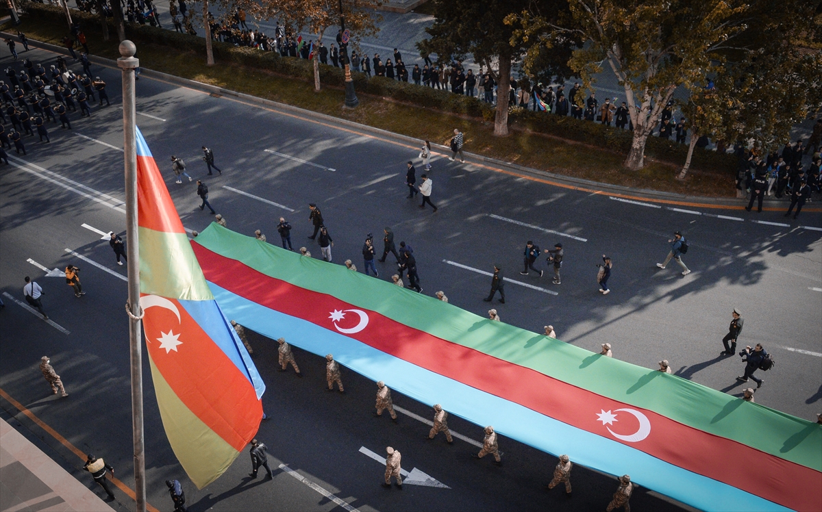Azerbaycan'ın Karabağ zaferinin 1. yılında binlerce kişi Bakü'de yürüdü