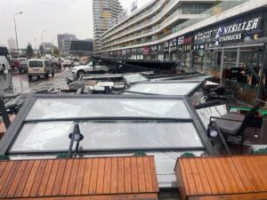 - Bir oto galeri firmasındaki araçlar da devrilen tenteden zarar