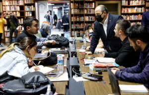 - "Akşamın bu saatinde kütüphanede gençlerimizi görmek, kütüphanenin bütün imkanlarından