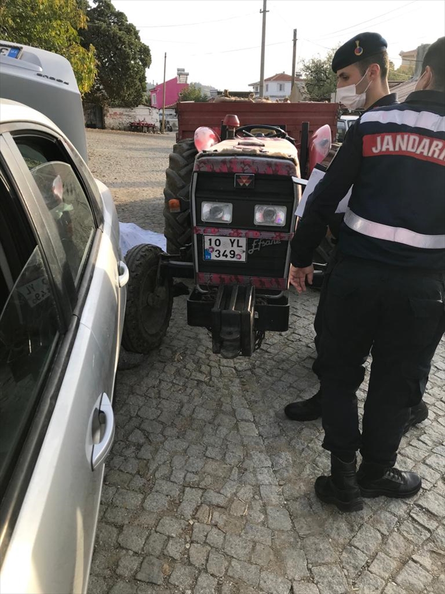 Balıkesir'de el freni çekilmeyen traktörü durdurmaya çalışan sürücü öldü