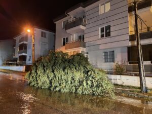 BALIKESİR (AA) – Balıkesir'de sabah saatlerinde başlayan kuvvetli fırtına ve