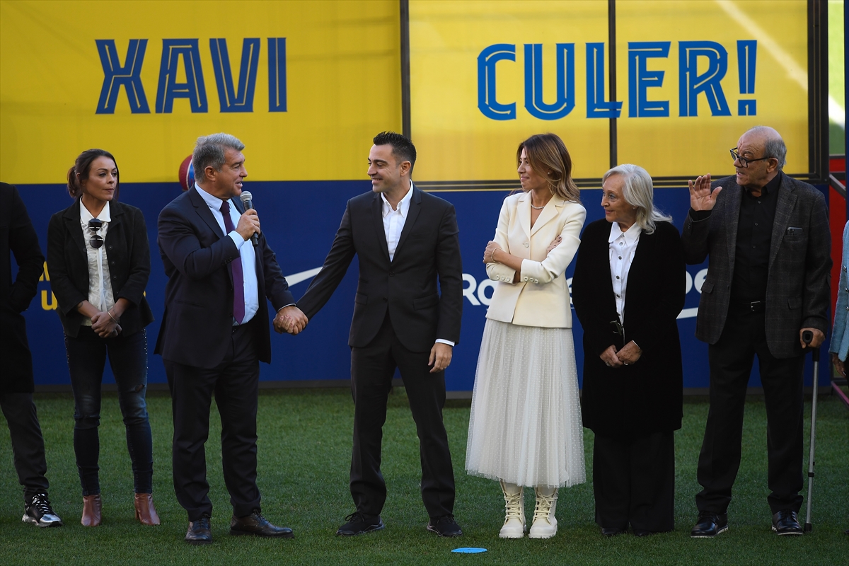 Barcelona, büyük beklentilerle getirilen Xavi Hernandez'i tanıttı