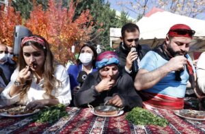 - Festivale katılan vatandaşlara pişirilen 2 ton hamsi ücretsiz ikram