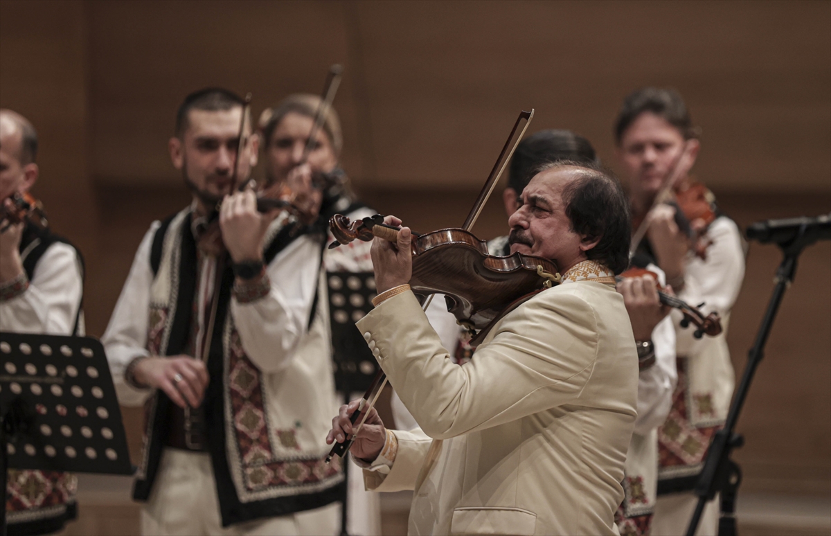 Başkentte Moldova Ulusal Halk Müziği Orkestrası Lautari’den konser