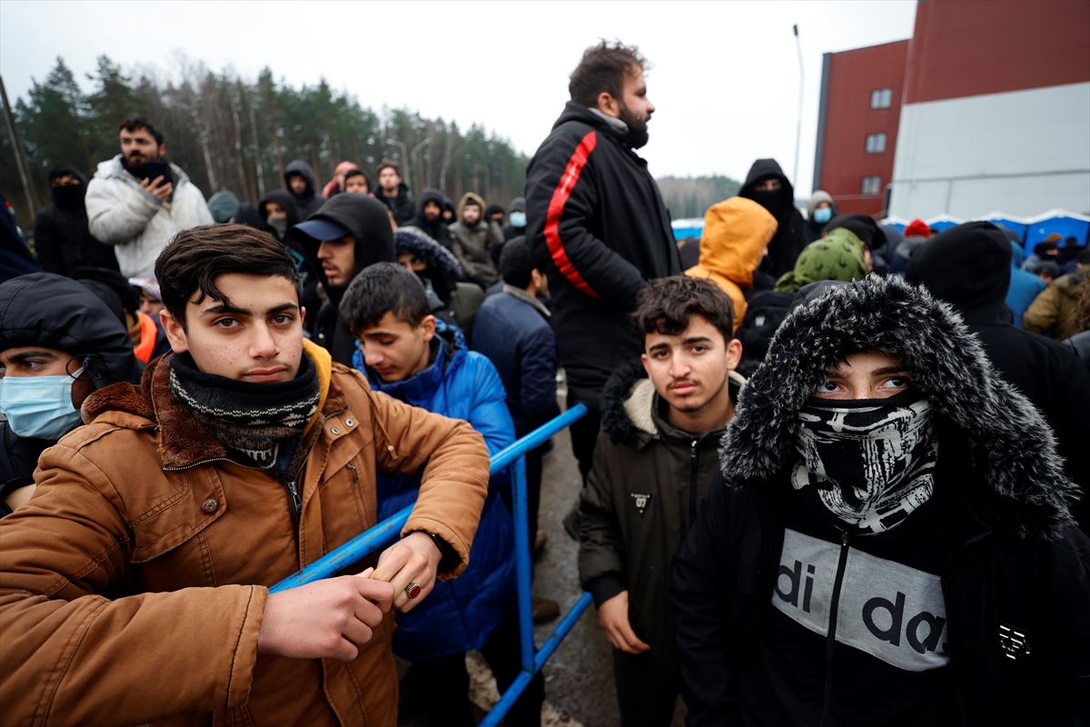 Belarus-Polonya sınırında Avrupa'ya göç yolunda bekleyenler gösteri yaptı