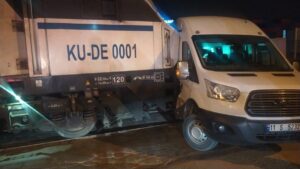 BİLECİK (AA) – Bilecik'in Bozüyük ilçesinde, hemzemin geçitte yük treniyle