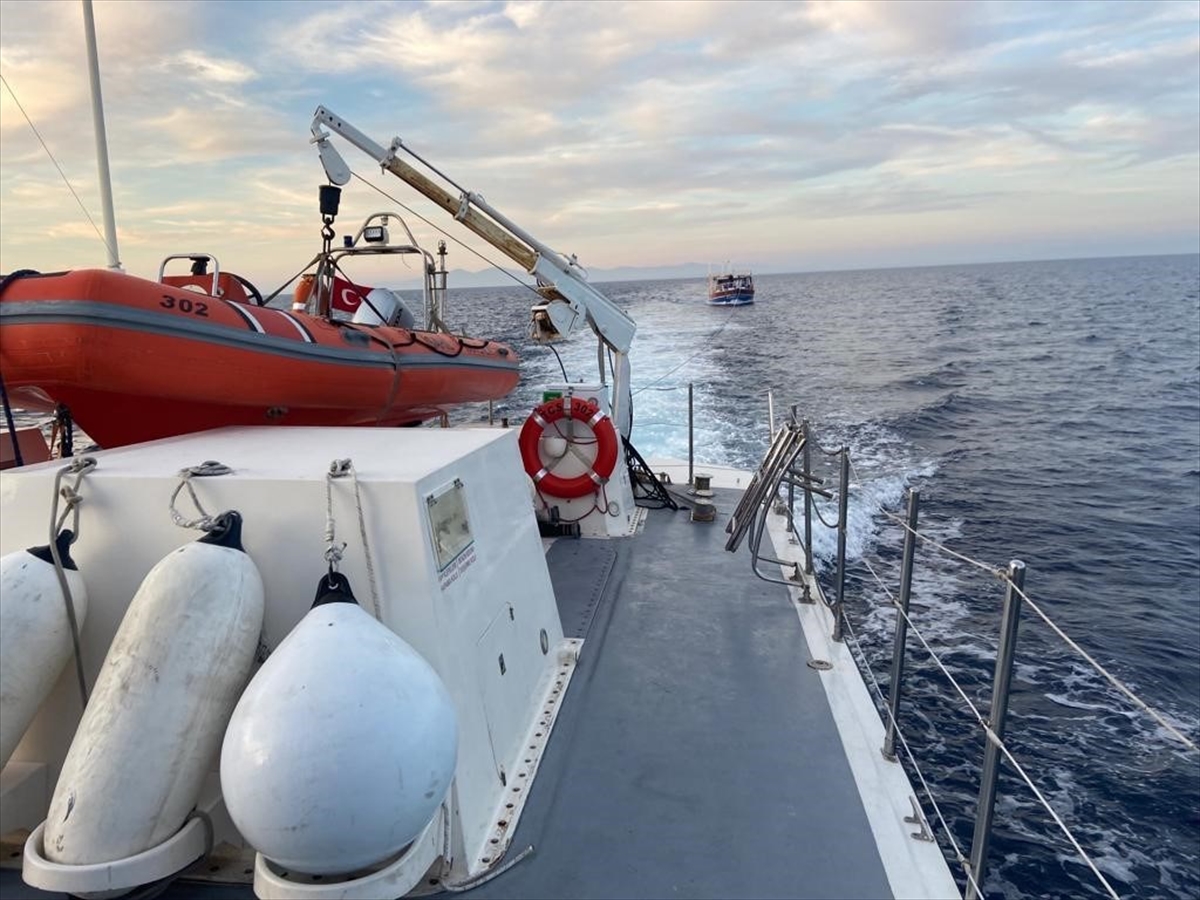 Bodrum'da ahşap teknedeki 79 düzensiz göçmen kurtarıldı