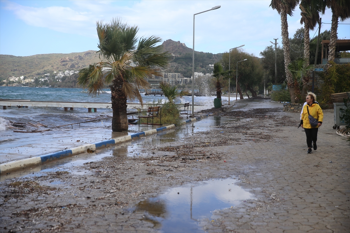 Bodrum'da fırtına nedeniyle bir tekne karaya oturdu, bazı iskeleler zarar gördü