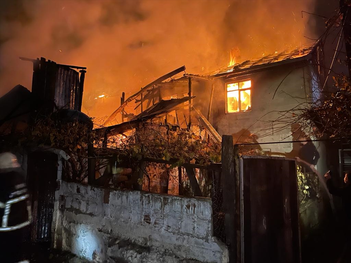 Bolu'da iki katlı ahşap evde yangın çıktı