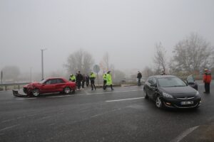 BOLU (AA) – D-100 kara yolunun Bolu kesiminde iki otomobilin