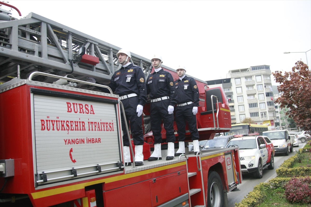 Bursa'da görevi sırasında hayatını kaybeden itfaiye eri toprağa verildi