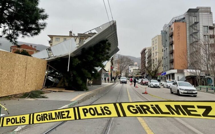 Lodos fırtınasında 4 kişi hayatını kaybetti, 38 kişi yaralandı.