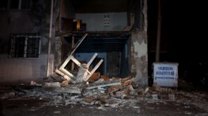 BURSA (AA) – Bursa'da etkili olan lodos nedeniyle bir metruk