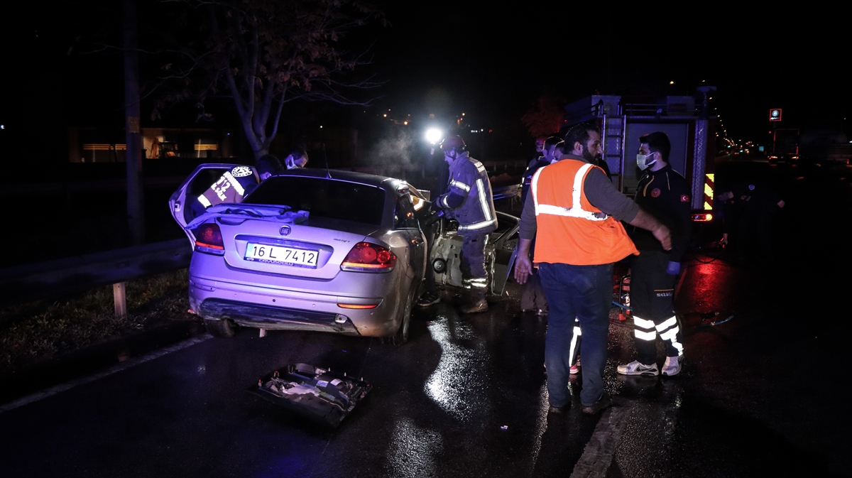 Bursa'da tır ile otomobilin çarpıştığı kazada 3 kişi yaralandı