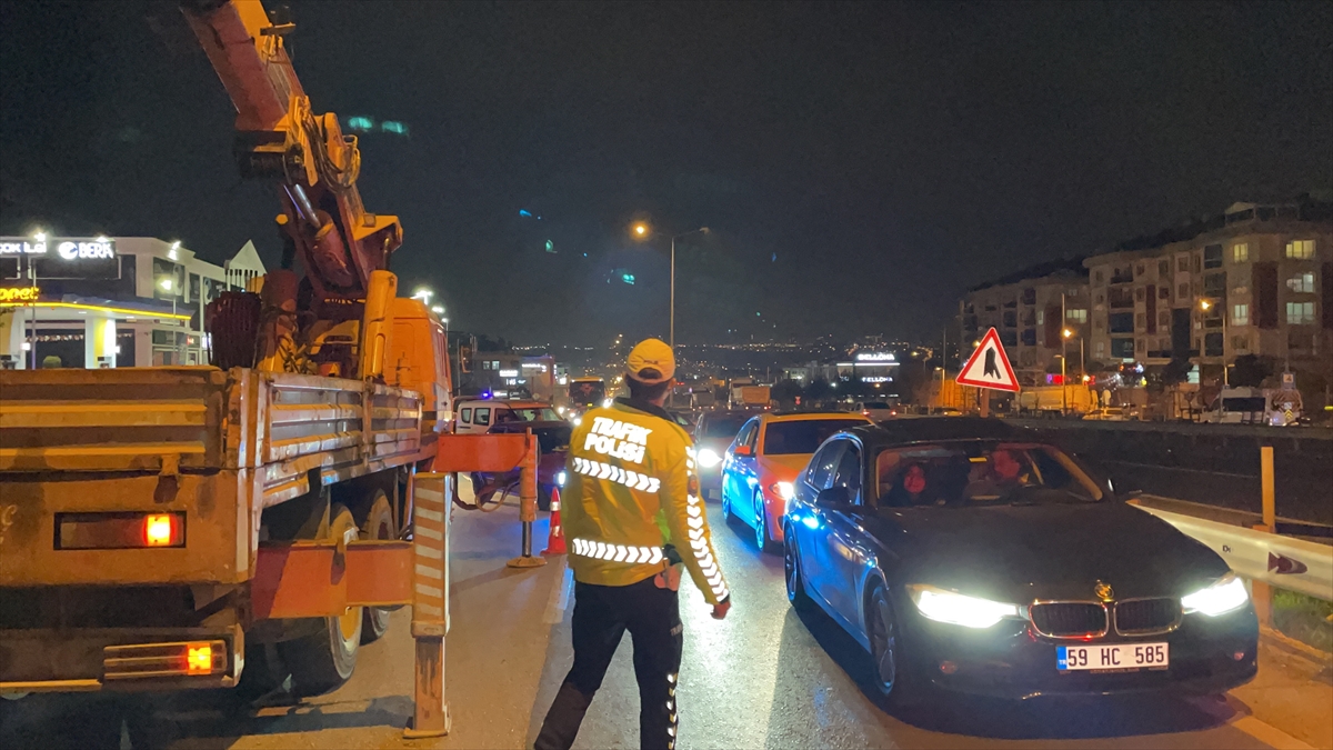 Büyükçekmece'de tırın açılan dorsesi üst geçide çarptı