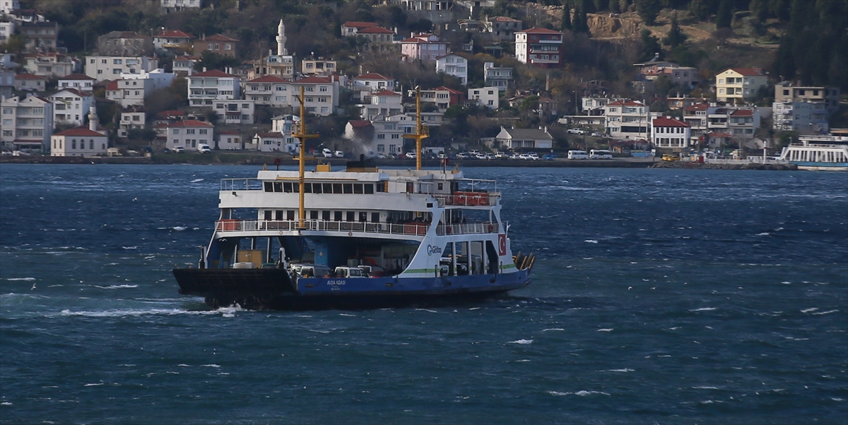 Çanakkale Boğazı'nda fırtına nedeniyle durdurulan bazı seferlere yeniden başlandı