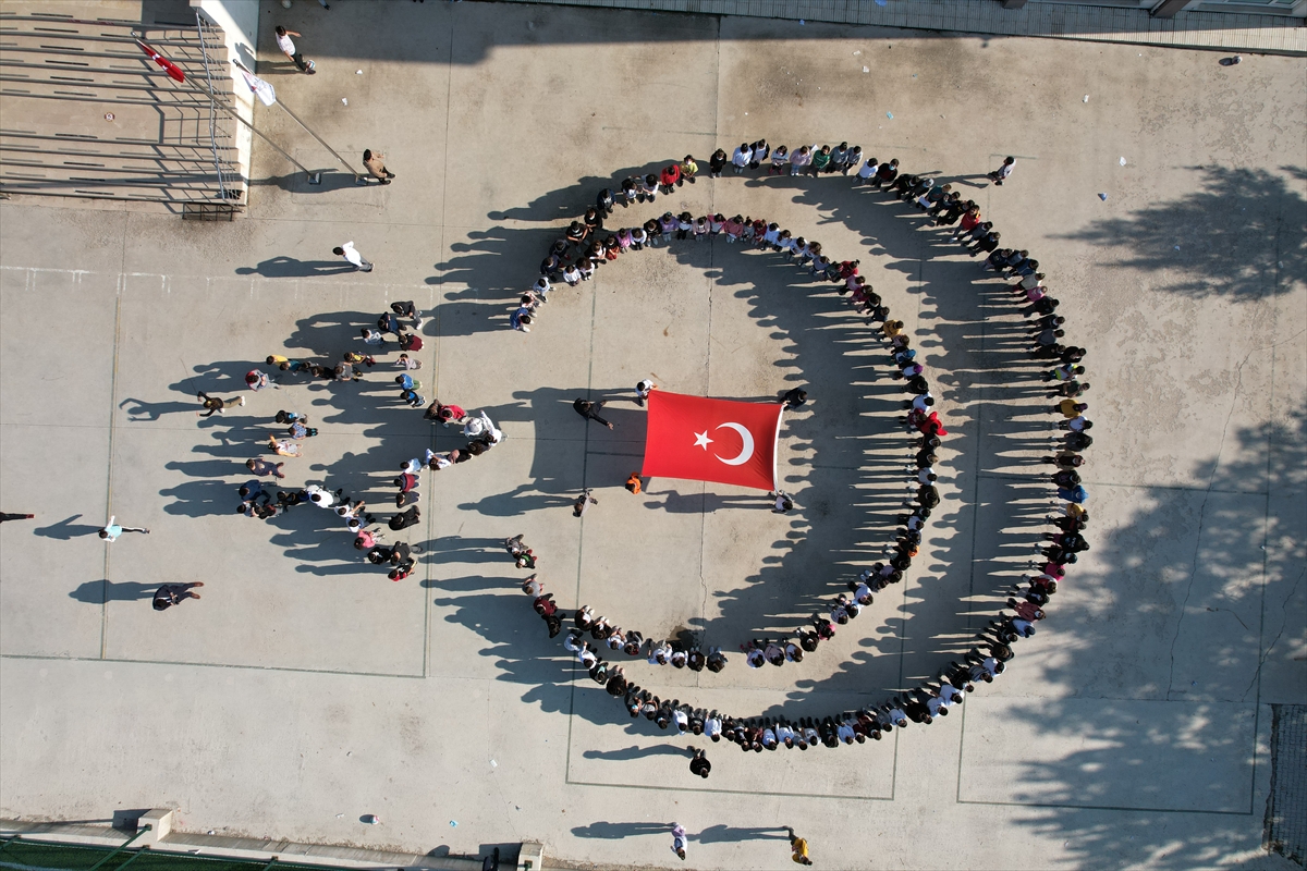 Çorum'da 160 öğrenci ve 7 öğretmen “Atatürk Demek” isimli klip hazırladı