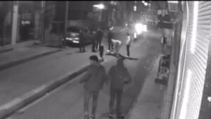 - Kaza, bir iş yerinin güvenlik kameralarına yansıdı