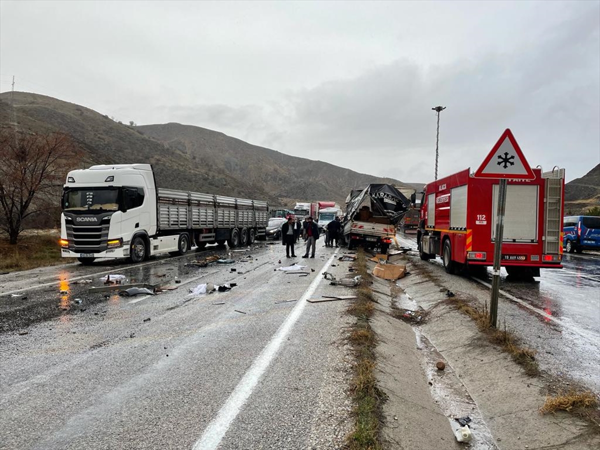 Çorum'da kamyonla kamyonetin çarpıştığı kazada iki kişi yaralandı