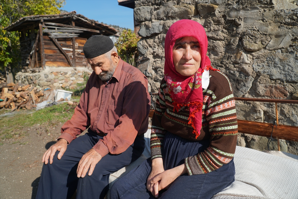 Çorum'da yaşlı çift bütün birikimlerini kaptırdıkları dolandırıcının yakalanmasının sevincini yaşıyor