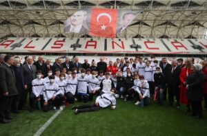 İZMİR (AA) – Cumhurbaşkanı Recep Tayyip Erdoğan, İzmir'de depreme dayanıksız