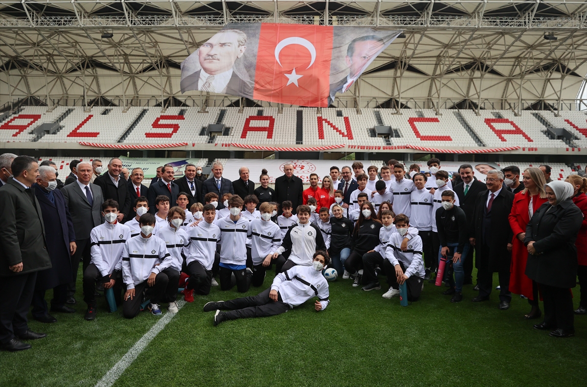 Cumhurbaşkanı Erdoğan, Alsancak Mustafa Denizli Stadı'nın açılışını yaptı