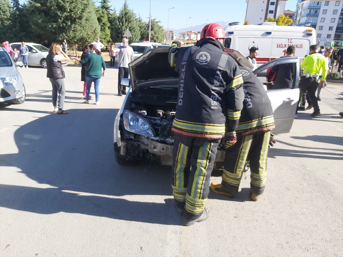 Denizli'de iki aracın çarpıştığı kazada 2 yaşındaki çocuk öldü, 4 kişi yaralandı