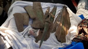 DENİZLİ (AA) – Denizli'de otomobile gizlenmiş 13 sikke, 59 tarihi