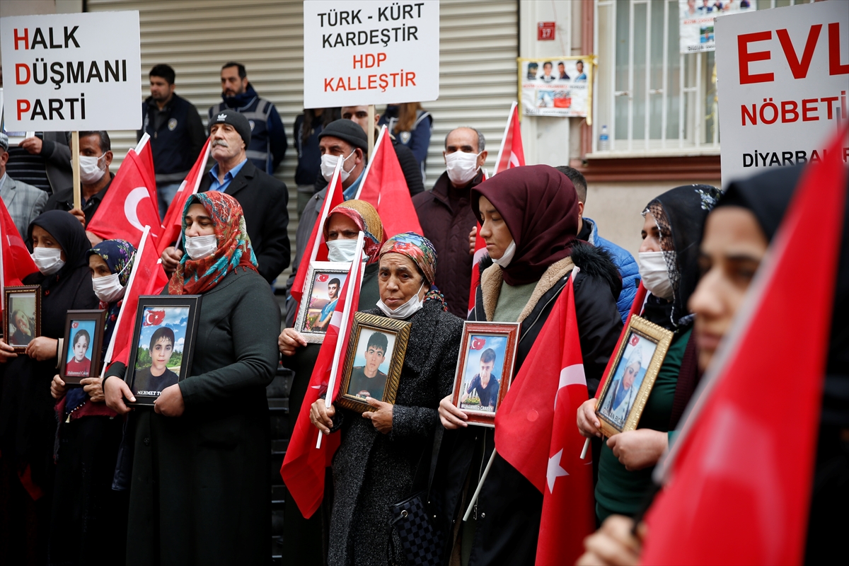 Diyarbakır anneleri yağmur altında evlat nöbetini sürdürdü