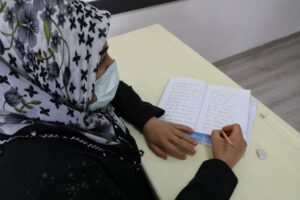 DİYARBAKIR (AA) – Diyarbakır'da Yenişehir Belediyesinin düzenlediği kursa katılan kadınlar