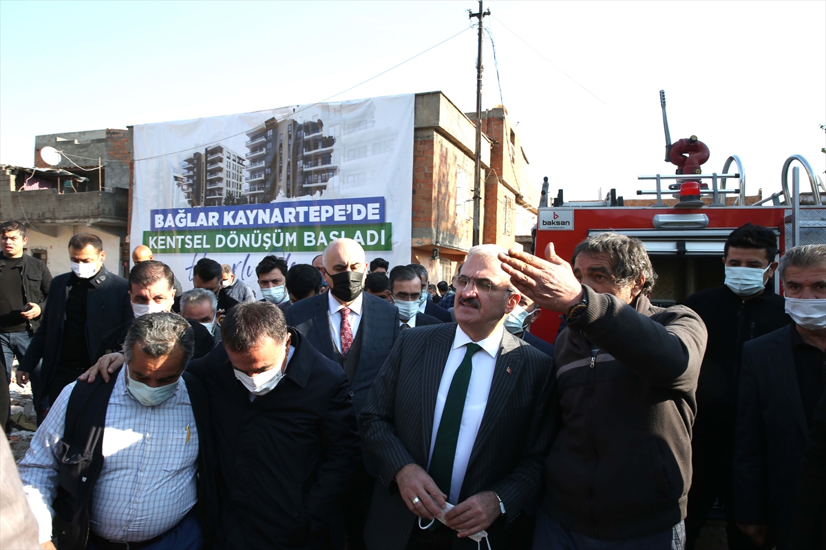 Diyarbakır'da “Kentsel Dönüşüm Projesi” kapsamında ilk binanın yıkımı yapıldı